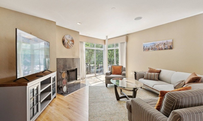 Near South Side Casa | Family-Friendly South Loop Escape by RedAwning