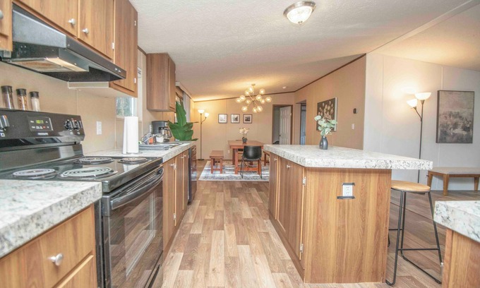 Greenway Casa | Family-Friendly Spacious Modern Comforts w Firepit