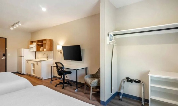 Biggar Hotel | Family-Friendly Suite w/ Kitchen Near Six Mile Cypress Preserve | 4 Units