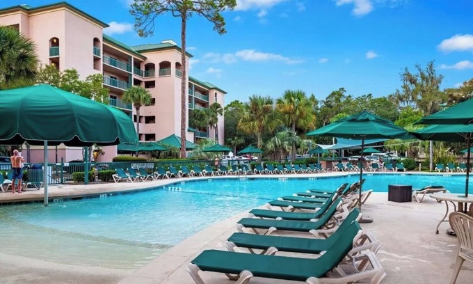 Hilton Head Complejo | Family-Friendly 3BR Condo with Full Kitchen, Balcony, Pool Access