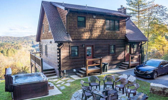 Hendersonville Cabina | De nueva construcción, privado, Log Cabin / Mtn View, jacuzzi y pozo de fuego. Familiar