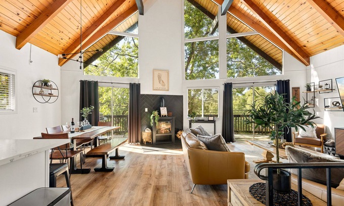 Lake Arrowhead Cabina | Family Friendly Cabin with Trendy 70's Game Room!