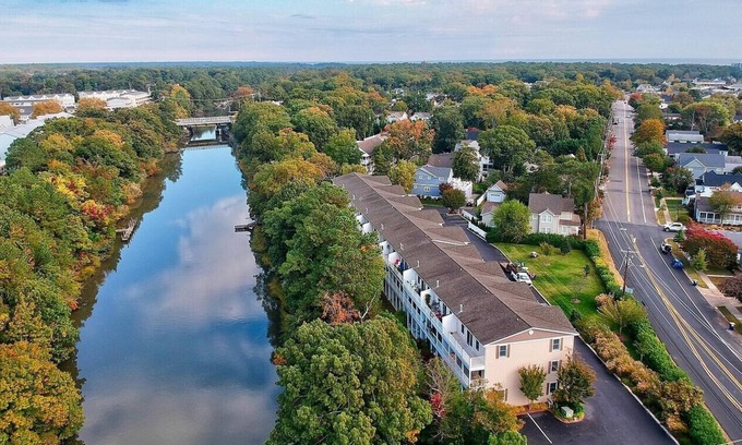 Country Club Estates Casa | Family friendly, east of route 1, and walkable to town & beach