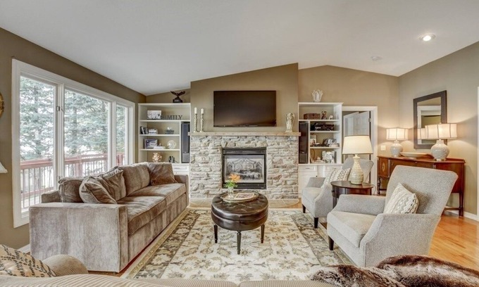 Prior Lake Casa | ¡Casa familiar frente al mar con plano de planta abierto y hermosas vistas al lago!