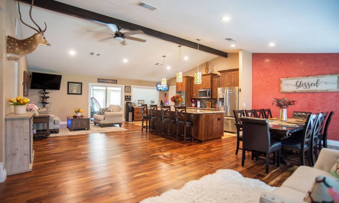 Wetmore Casa | Family friendly with lots of room for fun! 7 minutes to Six Flags/ La Cantera.