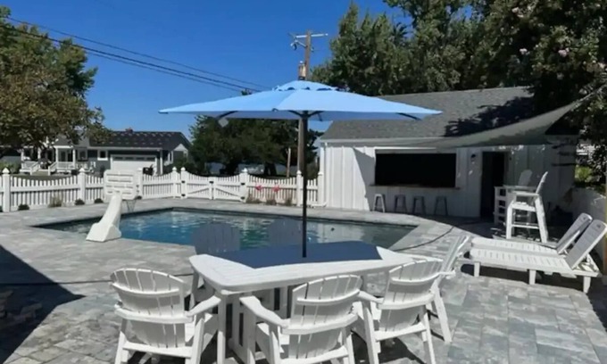 Cambridge Casa | Family friendly with a Pool and Game Room. Convenient Location with a view.
