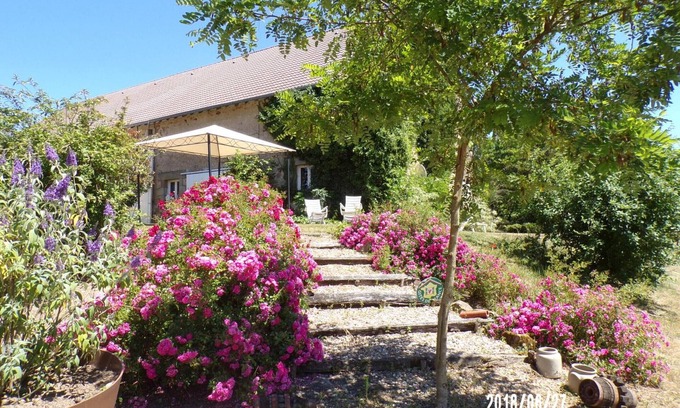 Noyant-d'Allier Cabaña | Casa rural en el campo con amplio jardín y área de juegos, cerca de atracciones culturales