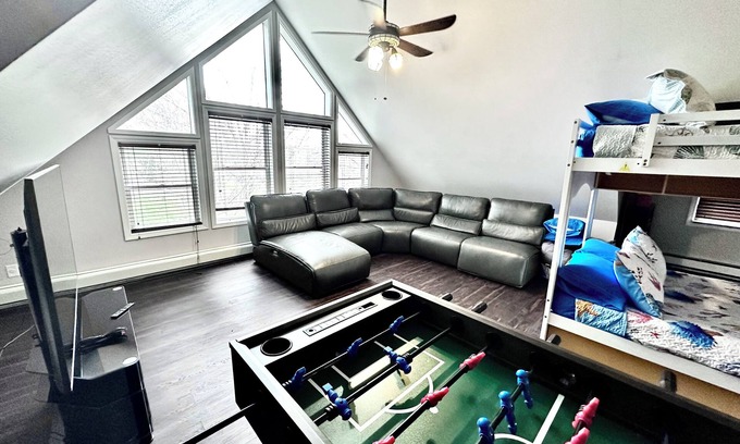 Charlotte Apartamento | Family Fun Apt! Kid Friendly Loft, Coffee, Popcorn, Snowcones, Games, Poker