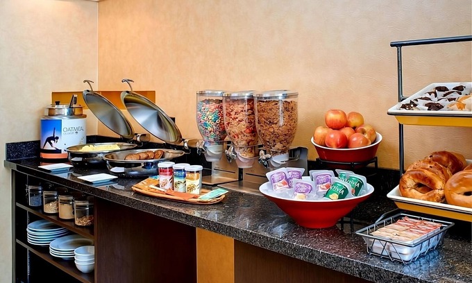 Warren Complejo | Family Fun at Detroit Zoo! Free Breakfast, Full Kitchen, Pet-friendly Property!