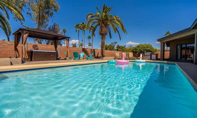 Paradise Valley Village Casa | Family Fun!Central Location 5min to Hiking!Heated Pool/Spa, BocceBall, PoolTable