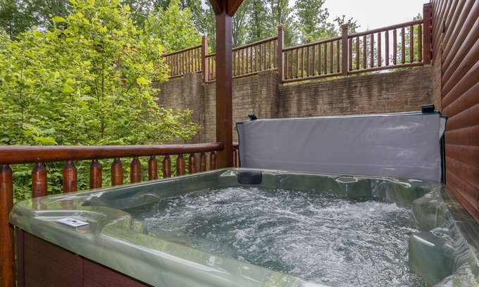 Hemlock Hills Cabina | Family Fun Getaway-Hot Tub, Theater + More- 2 mi to Gatlinburg Arts & Crafts!!!