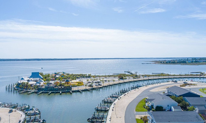 Long Neck Casa | Family fun-large home, beach, marina, pools