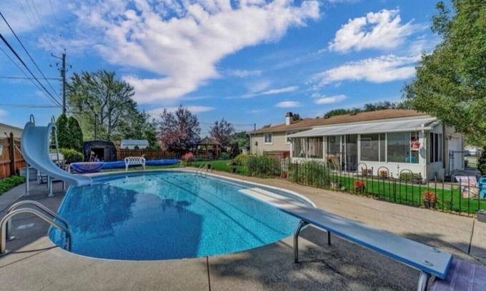 Cheektowaga Apartamento | *Family Fun*Pool*Central*Airport