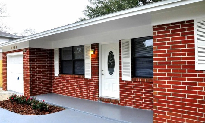 Arlington Casa | Family fun pool house with game room
