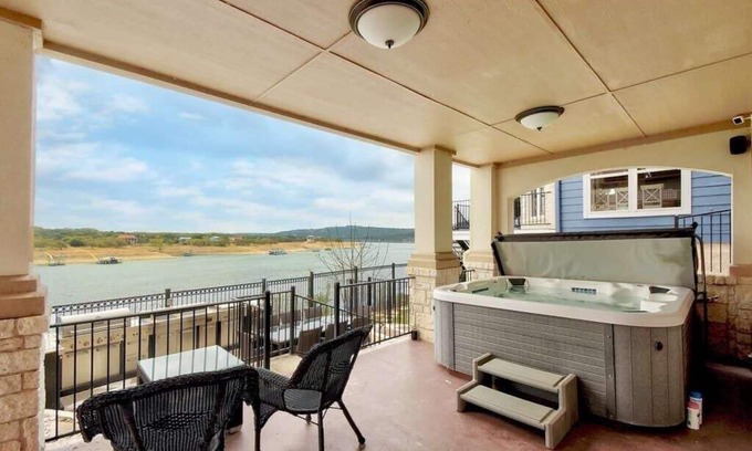 Briarcliff Casa | Family Game room Hot Tub Dock fish/swim LakeTravis