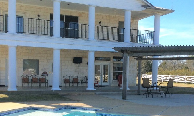 Wellborn Casa | Reunión familiar / Día del juego / Lugar de bodas en College Station con piscina en el país