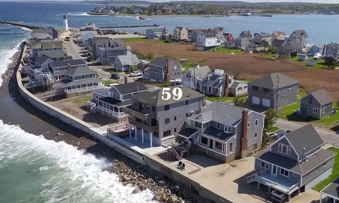 Scituate Casa | Family Gatherings, Weddings, Pet Friendly, Steps to Beaches and Light House
