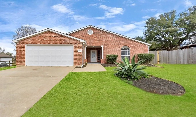 Willis Casa | Family Get Away-Lake Conroe Pool & Big Yard With King Bed