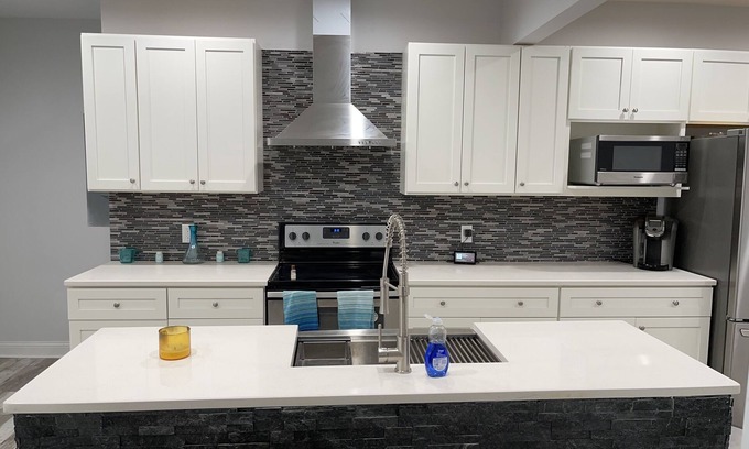 Salisbury Casa | Family Getaway- Beautiful & spacious 4 Bdrm Historic Home with a modern touch!