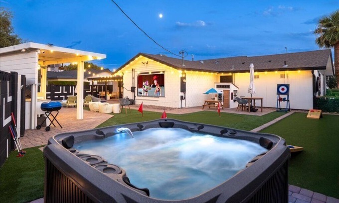 South Scottsdale Casa | Family Getaway: Diving Pool, Hot Tub, 8 min to Old Town, 6BR/3.5BA, Pet-friendly