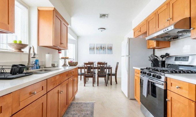 Covina Casa | Family Getaway in the Heart of LA: Explore the city by day, and relax in this 3-bedroom haven by night. King bed, streaming options, and central location await.