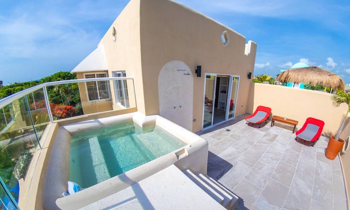Akumal Condominio | Family getaway in this charming townhouse just steps away from Yal Ku Laggon!