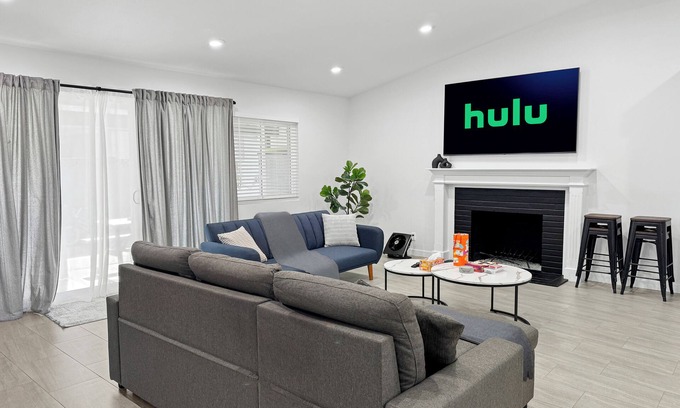 Southwest Anaheim Casa | Modern Home for Large Families near Disney & Knotts