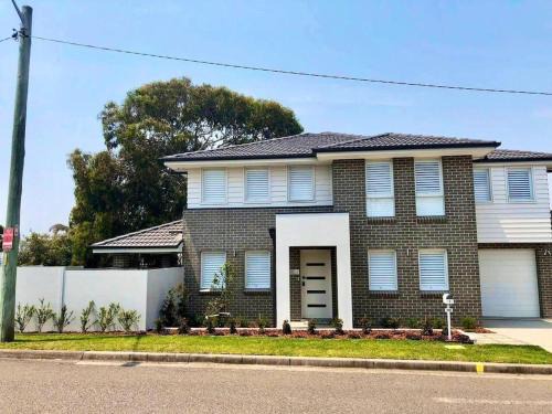 Shellharbour Casa | Family Getaway With LARGE Parent Retreat!