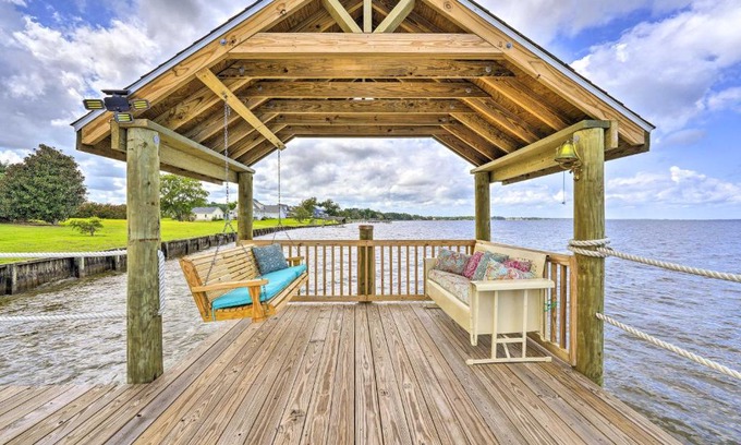 Currituck Casa | Family Getaway with Pier on Currituck Sound