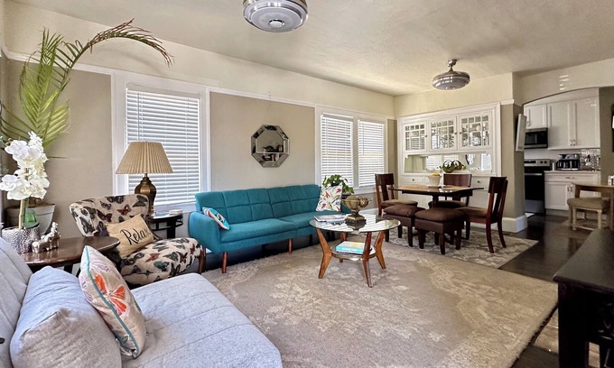 Oakland Casa | Family/Group Friendly*Fast WiFi*FRE Parking*Private YD/Patio, Centrally located urban oasis * fast