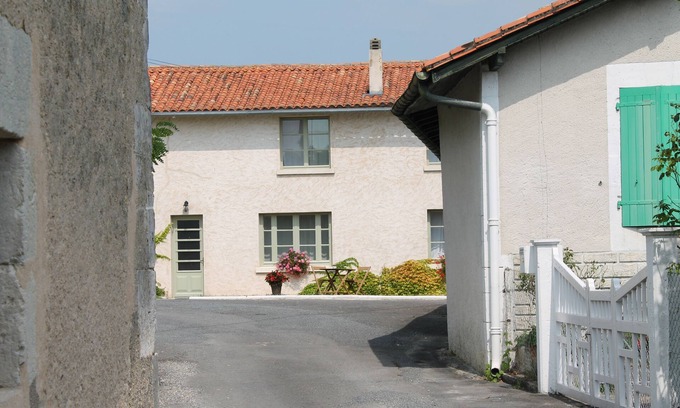 Aubeterre-sur-Dronne Cabaña | Family Holiday Hamlet en la antigua propiedad de Cognac: piscina climatizada, golf, tenis, a 10 minutos en coche de la playa.