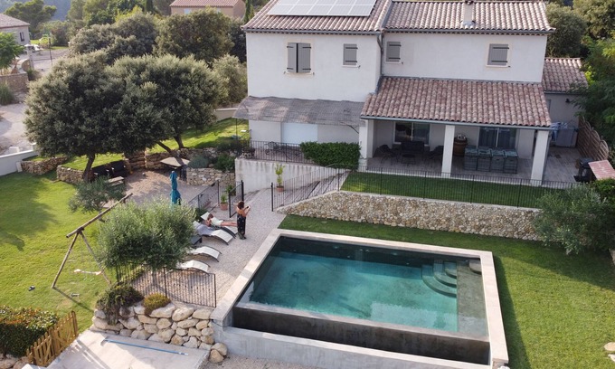 Puget Villa | Villa familiar con jardín y piscina privada.