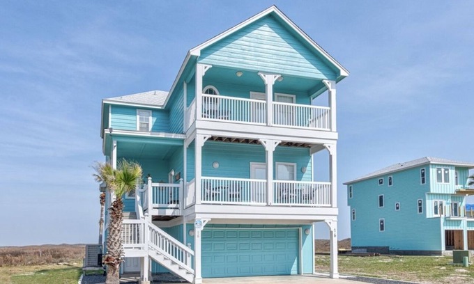 Port Aransas Casa | Family home, Beach, Ocean views, Community headed pool & hot tub, game room