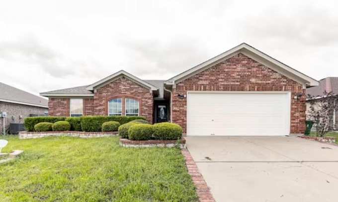 Southeast Arlington Casa | Family Home close to AT&T Stadium w Game Room and Large Patio