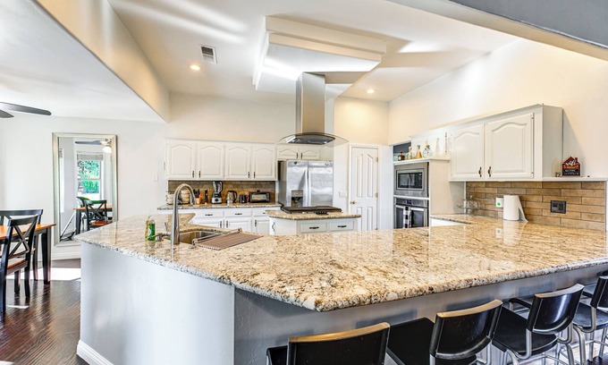 Greenacres Casa | Family Home in Bakersfield w/ Zip Line