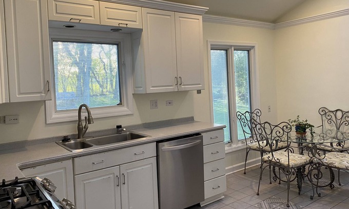 Flossmoor Casa | Family Home in Flossmoor on the Golf Course