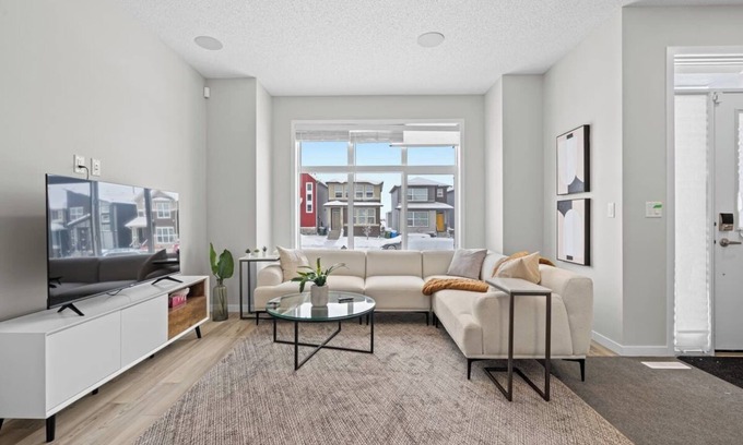 Calgary Casa | Family Home in Livingston 4 Bed, 3.5 Bath