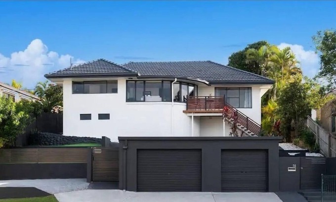 Biggera Waters Casa | Family home in runaway bay