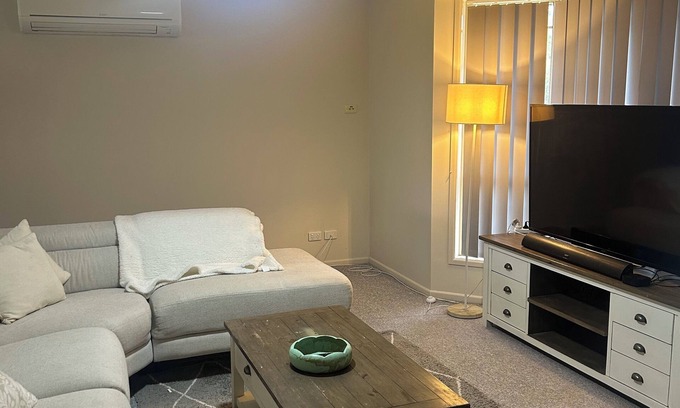Burpengary Casa | Family home in the heart of Burpengary- Pet Friendly & Ducted Aircon!