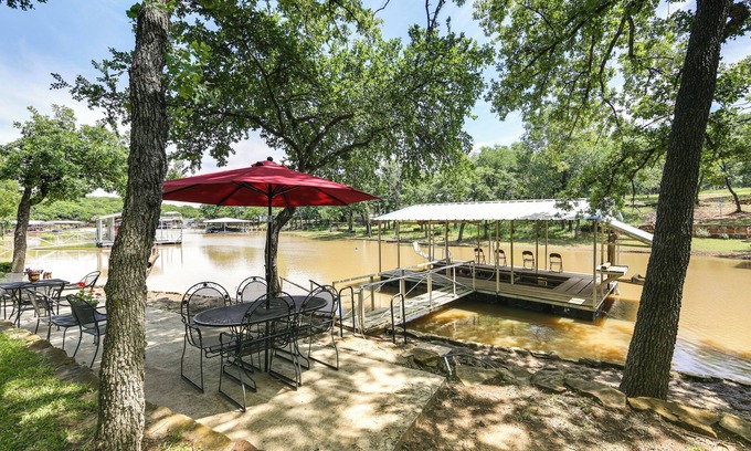 Chico Casa | Family Home on Lake Bridgeport: Pets Welcome!