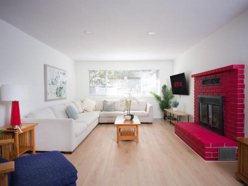 Simi Valley Casa | Family Home, Pool, Pong, Nintendo
