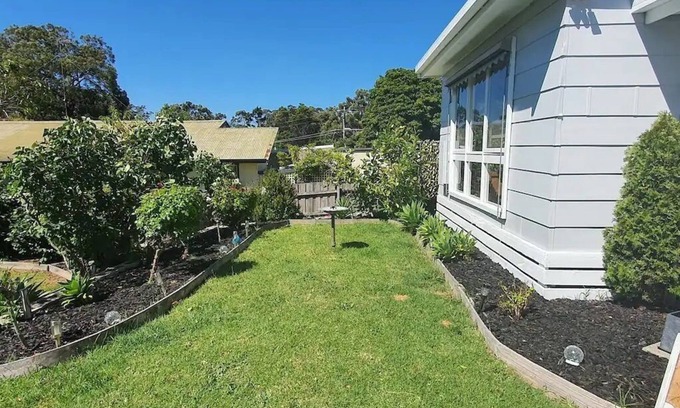 Lakes Entrance Casa | Family home-secure yard-beautiful landscaped