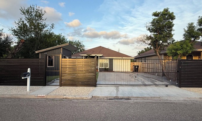 Weslaco Casa | Family home w/Outdoor Dining
