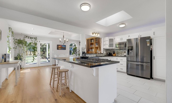 Chico Casa | Family Home w plants, Large Master w ensuite Bathtub