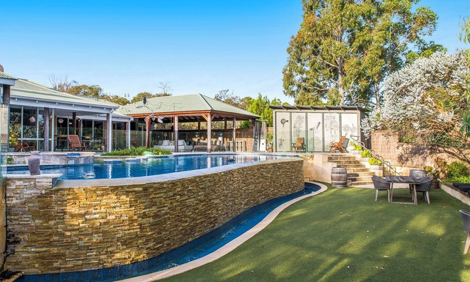 The Vines Casa | Family home with pool, spa and games room. Perfect for a retreat or bridal party