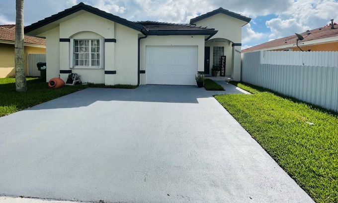 Richmond West Casa | Family home with pool and game room