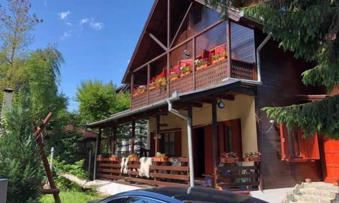 Busteni Casa | Family House - family holiday house with garden and mountain view