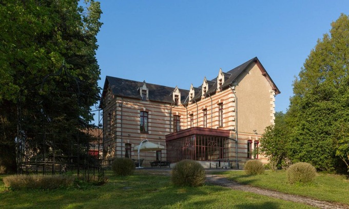 Noyant-de-Touraine Villa | Vista de la villa en el castillo privado de calma y serenidad