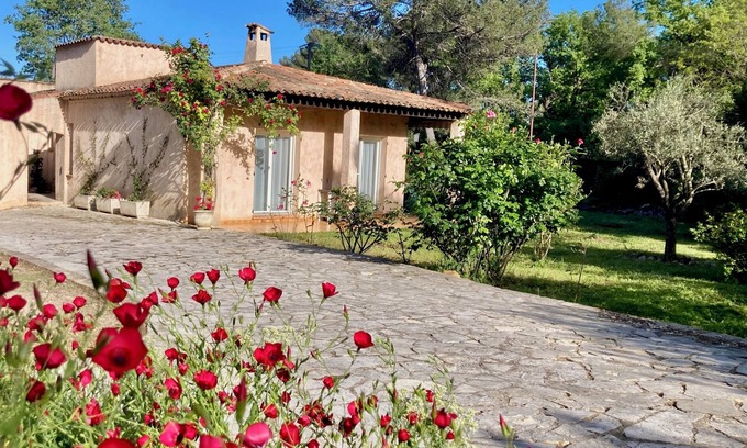 Roquefort-les-Pins Casa | Family house. Fresh eggs & vegetables. Barbecue. Ping pong & games