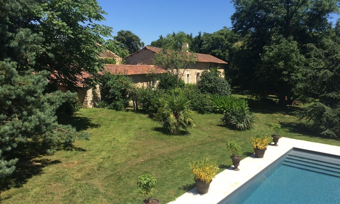 Saulge Casa | Casa familiar, piscina climatizada y cancha de tenis privada, campo, capacidad para 18